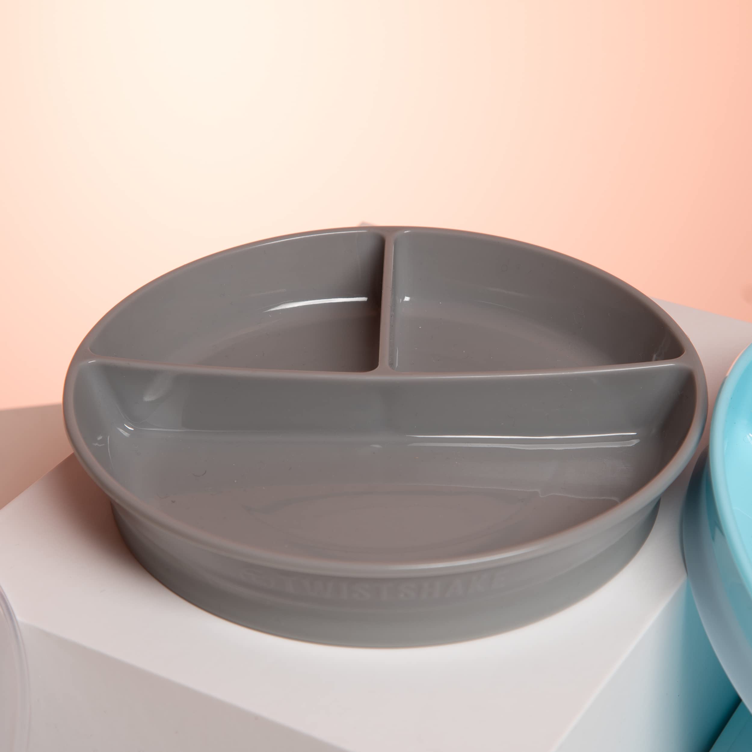 twistshake-assiette-divis-e-avec-couvercle-herm-tique-6-mois-gris-bleu image 3