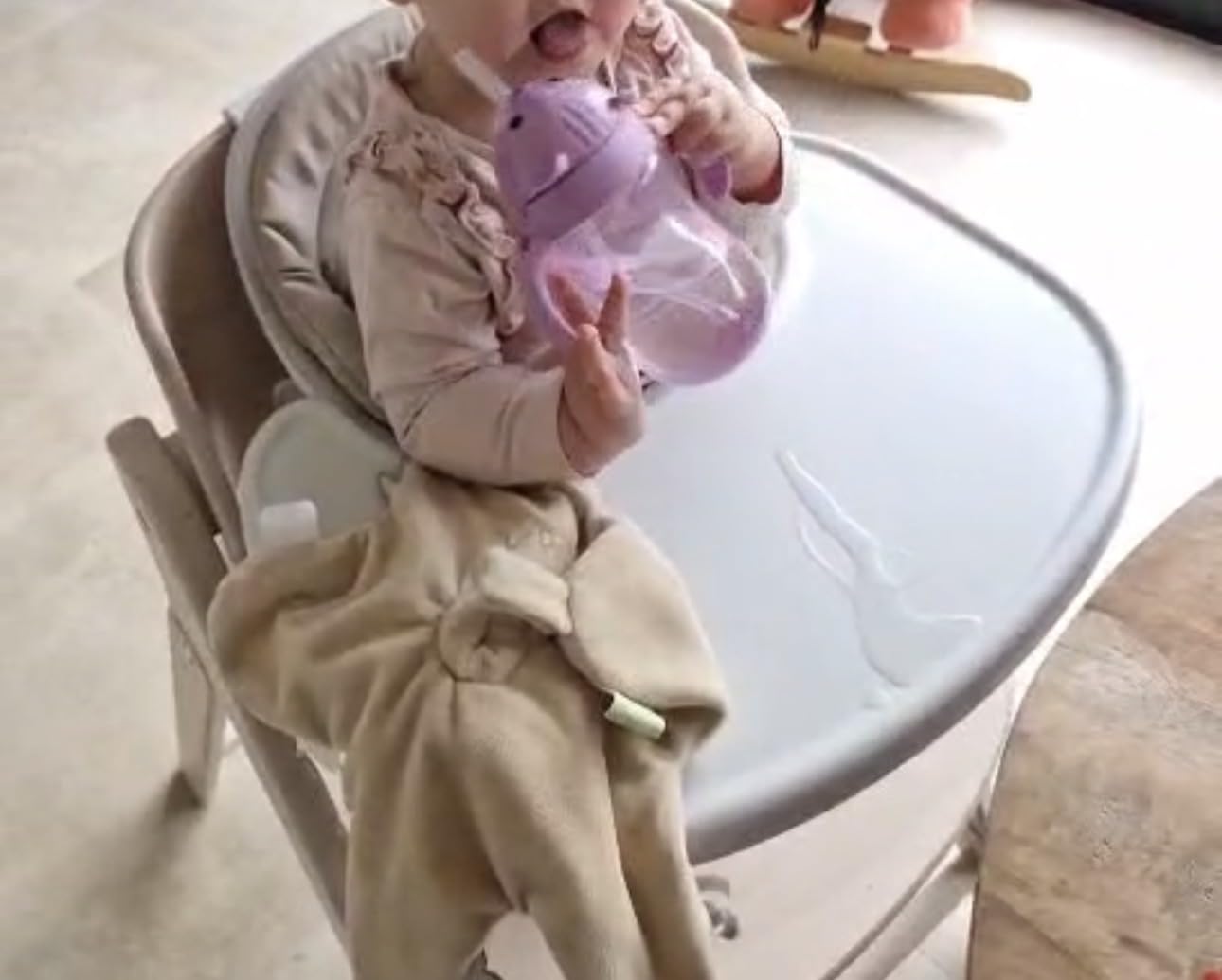 Bébé boit dans tous les sens