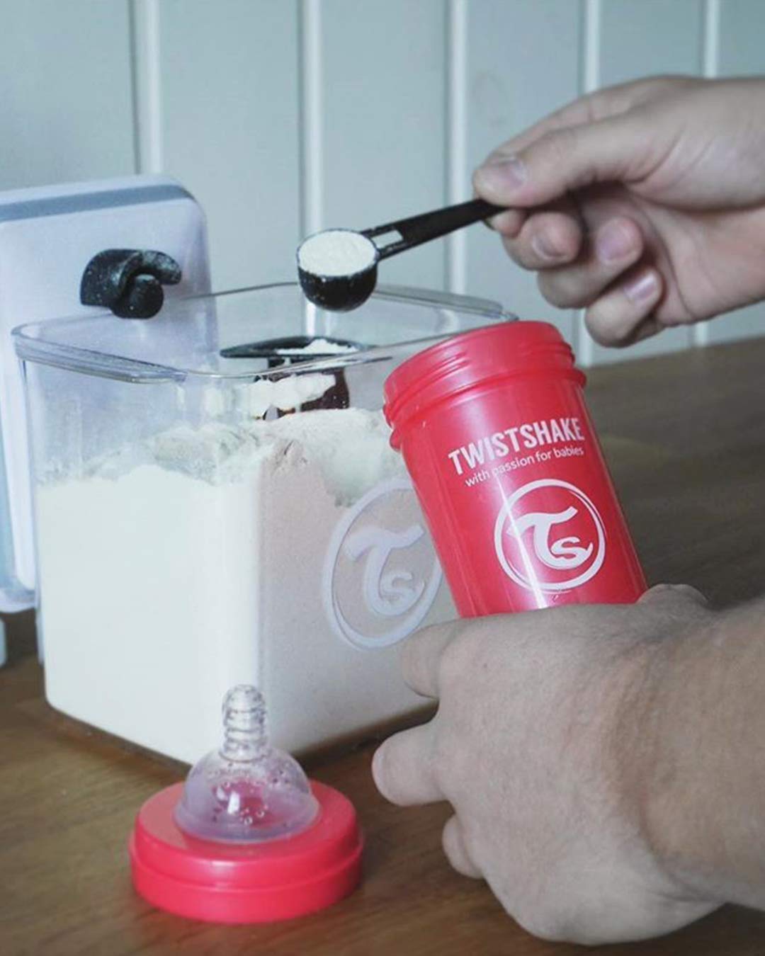 twistshake-bo28te-doseuse-lait-en-poudre-1700-ml-blanc-herm-69ique-avec-cuill28r image 2