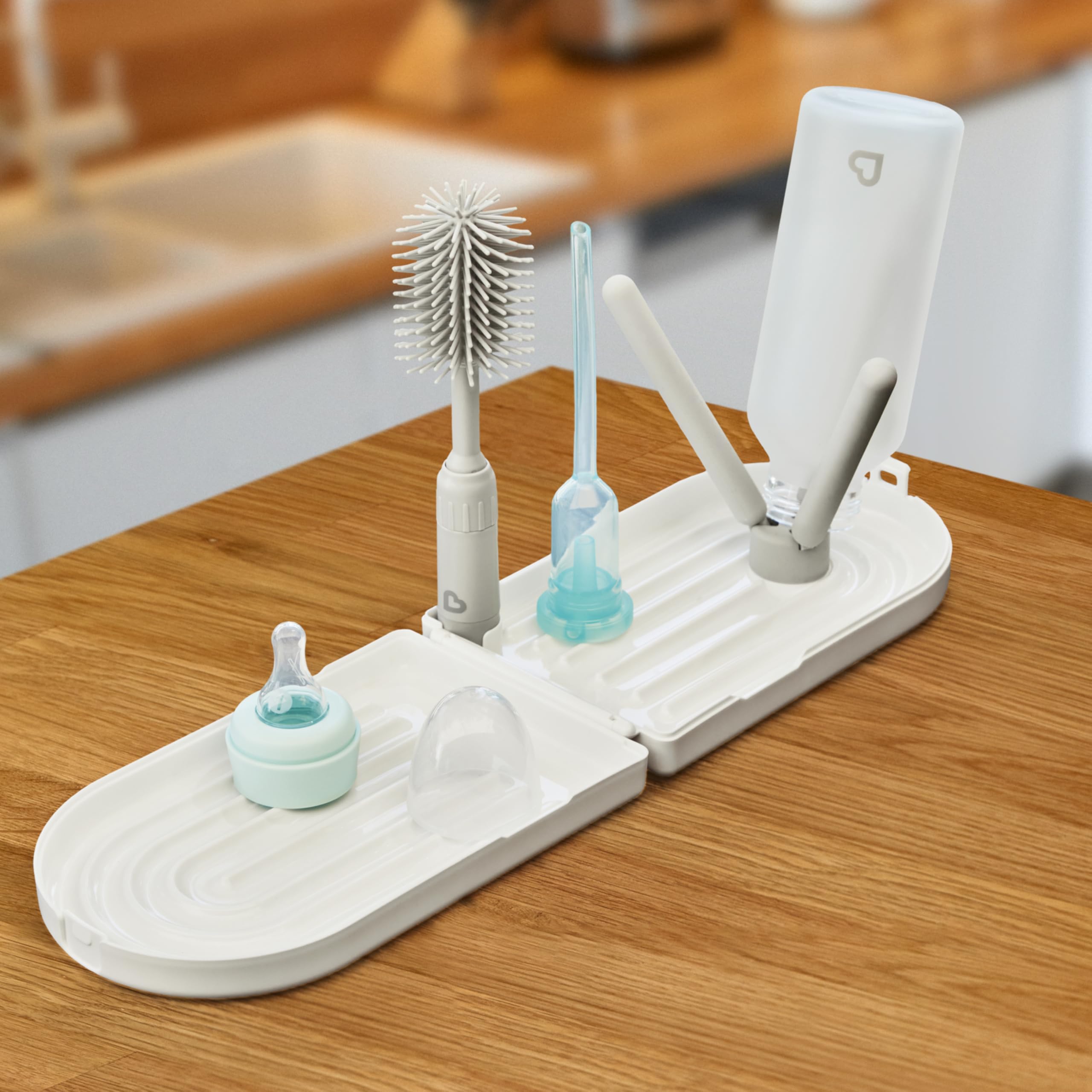 munchkin-gouttoir-de-voyage-pliable-brosse-silicone-extensible-3-biberons image 3
