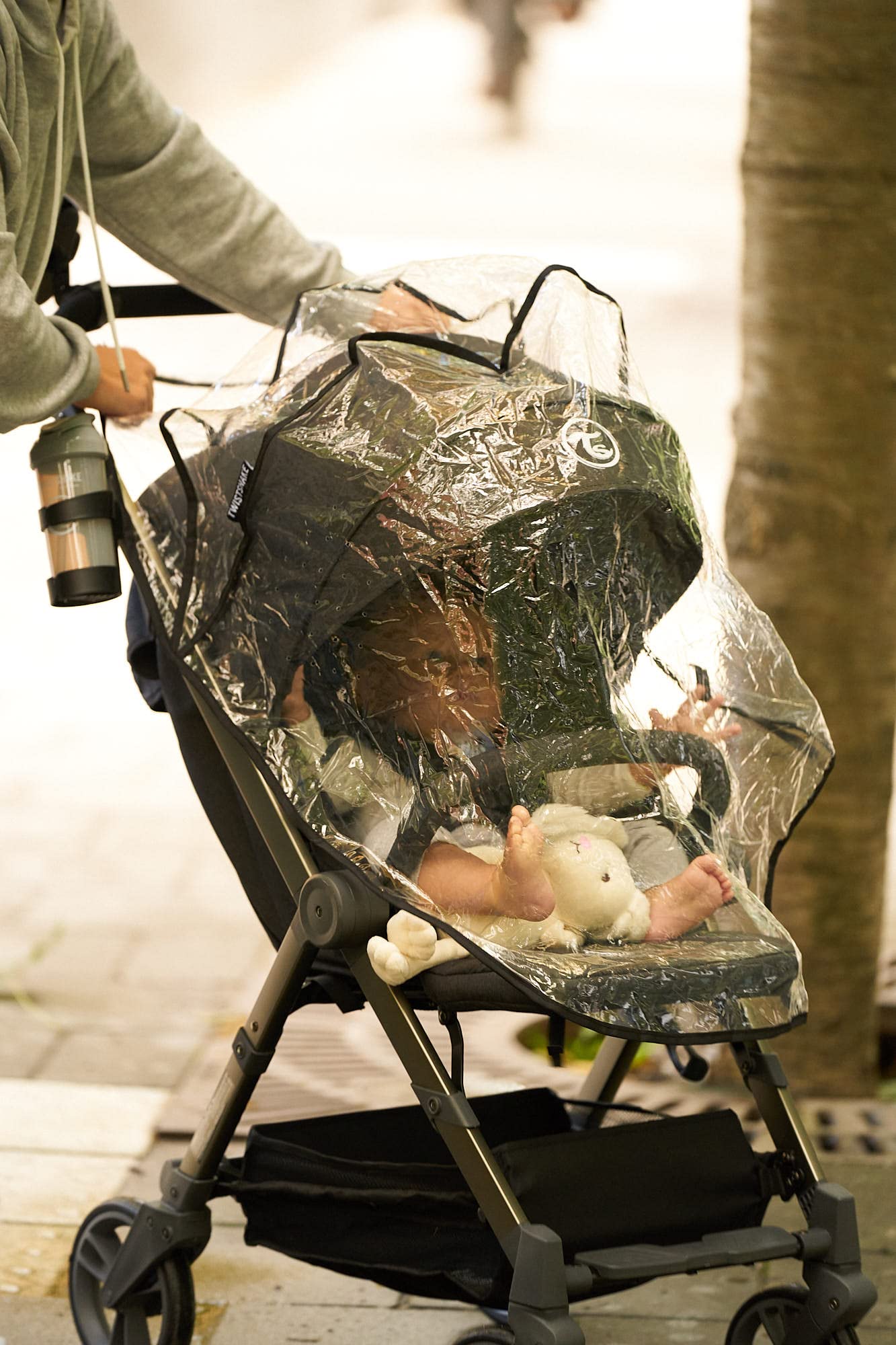 twistshake-habillage-pluie-poussette-tour-noir-transparent image 2