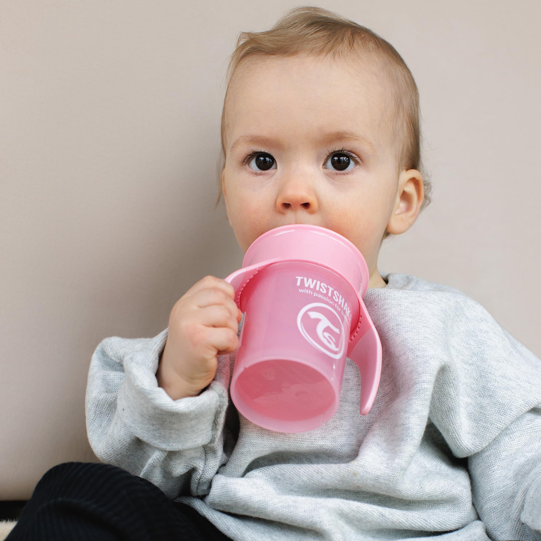 twistshake-tasse-360-gobelet-apprentissage-230-ml-avec-poign-es-blanc-6-mois image 2