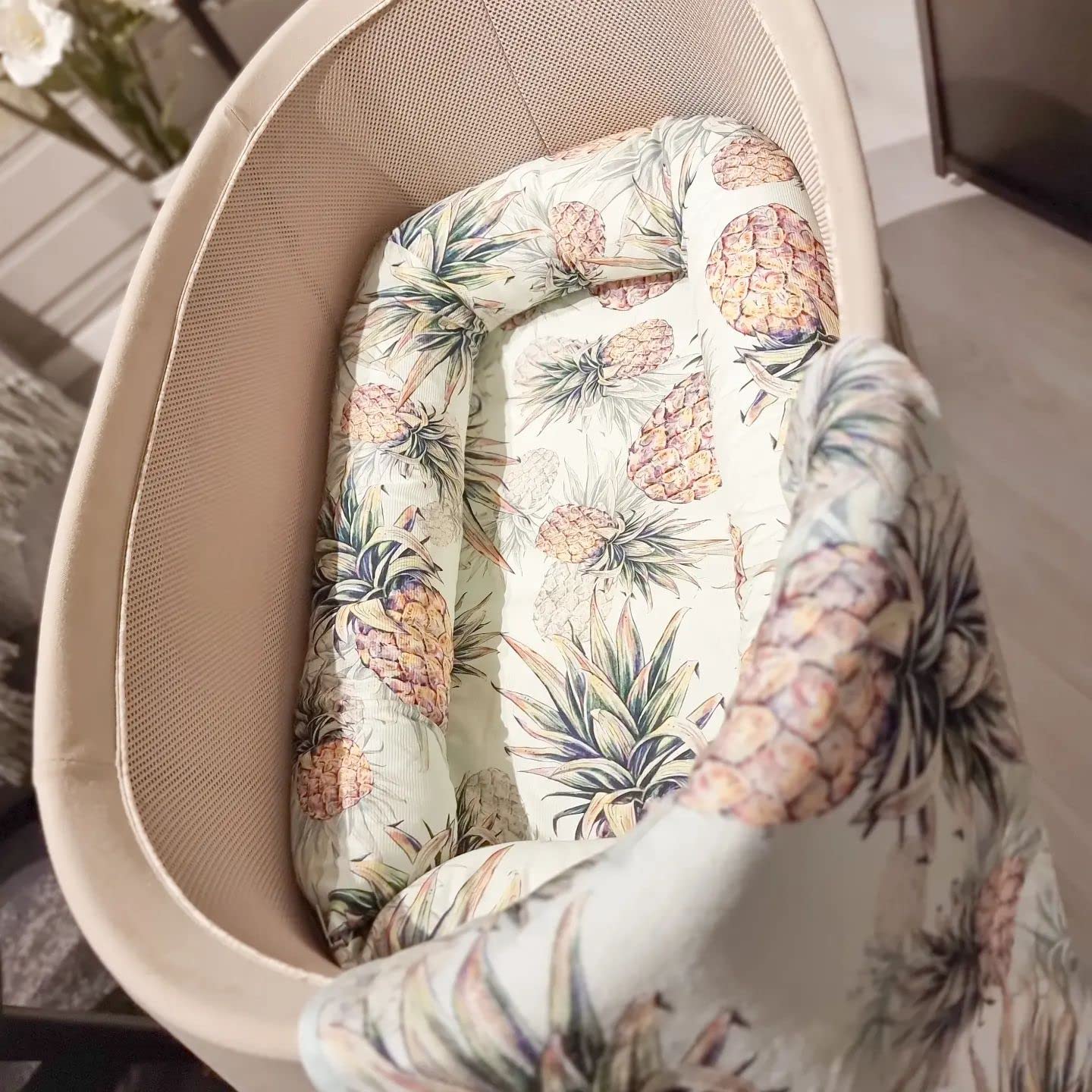 twistshake-baby-nest-housse-r-ducteur-de-lit-100-coton-ananas-menthe image 2